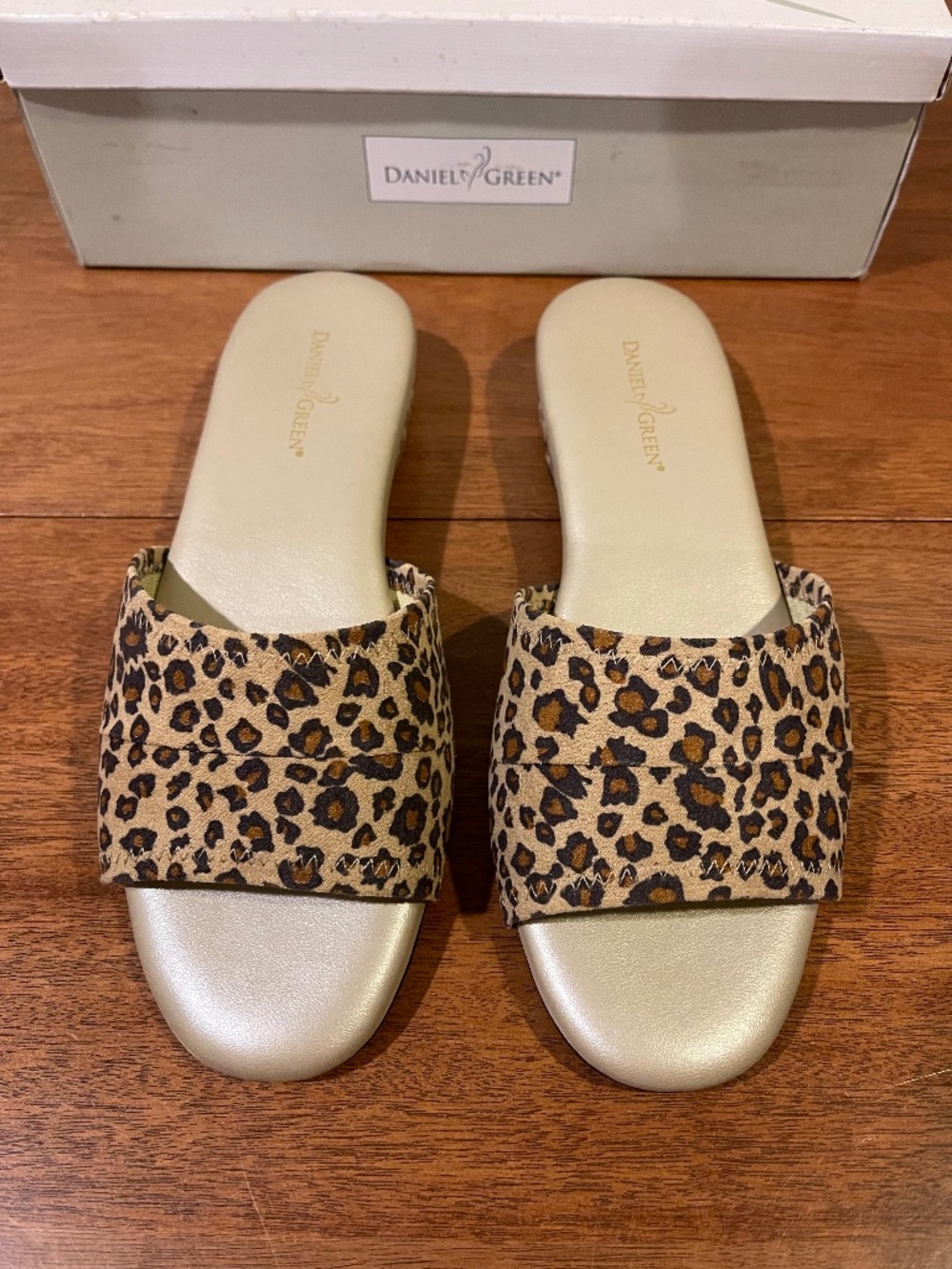 NEW Daniel Green Comfy Cheetah Slippers Women's 6.5